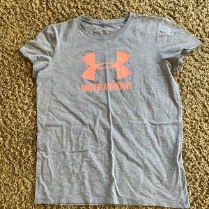 grey and pink under armor t-shirt